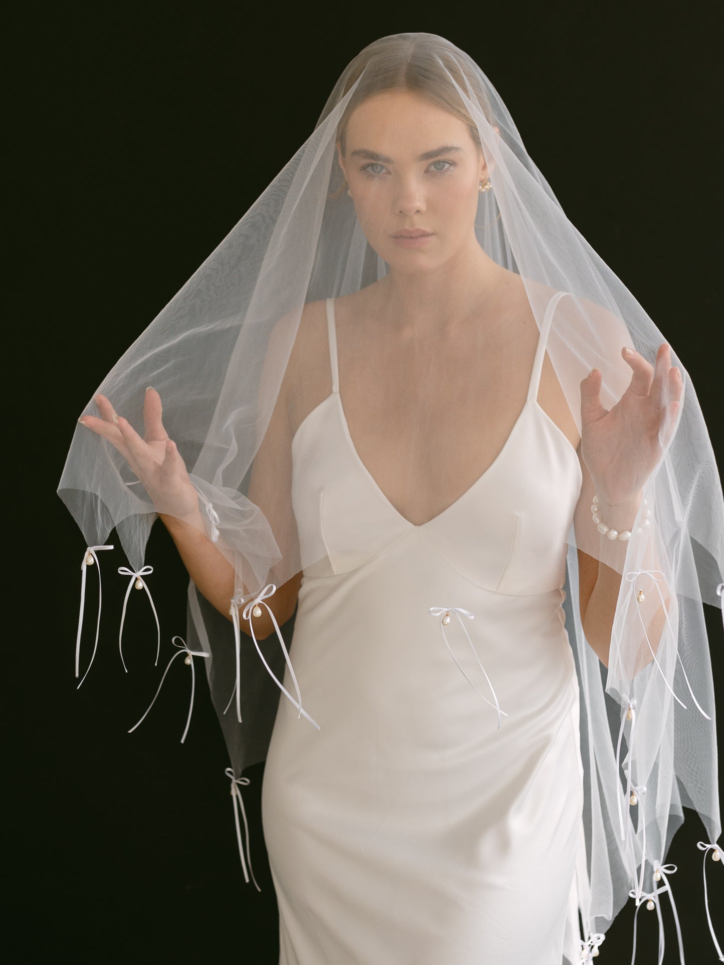 Dainty Bow and Pearl Drop Veil