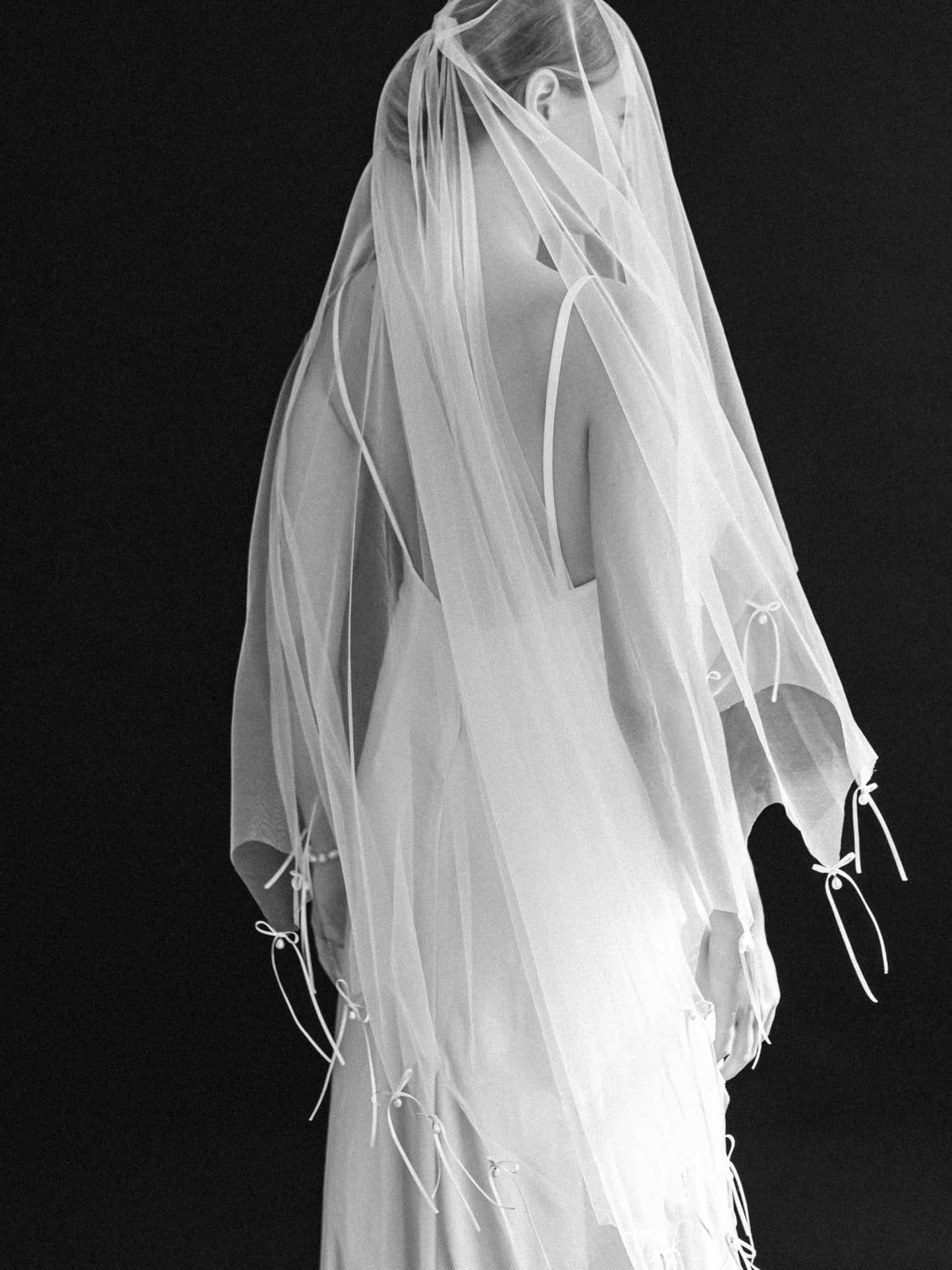 Dainty Bow and Pearl Drop Veil